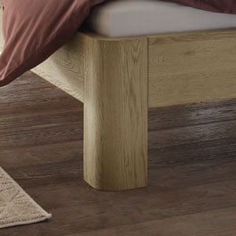 Bett Banco mit massiven Füßen aus Holz