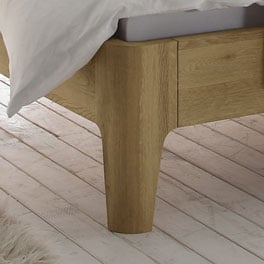 Bett Weno mit massiven Holzfüßen