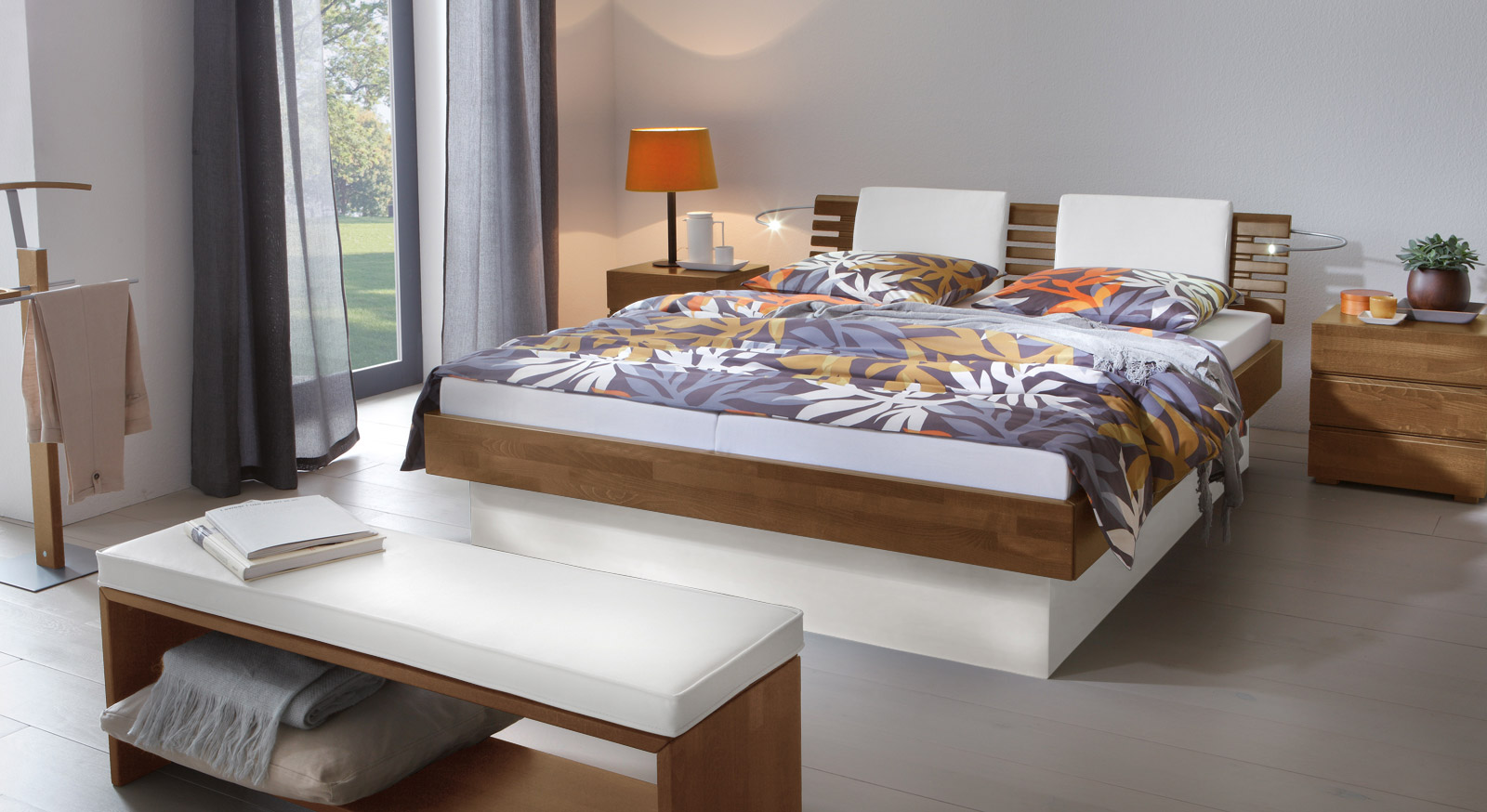 Das Bett Grosseto aus Buche nussbaumfarben und weißem MDF