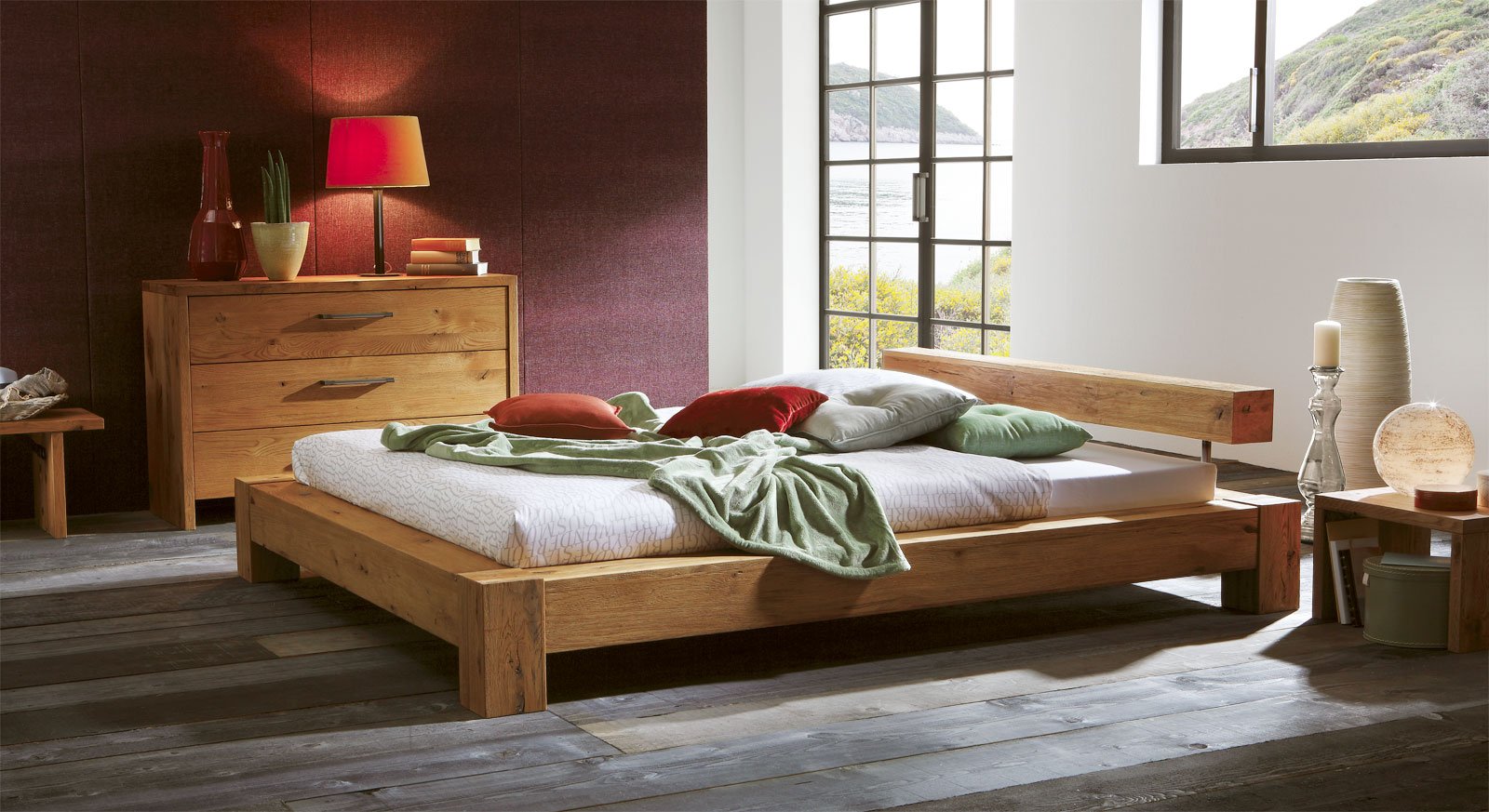 Futon-Bett Linares mit Balken aus Wildeiche in Natur mit passenden Produkten