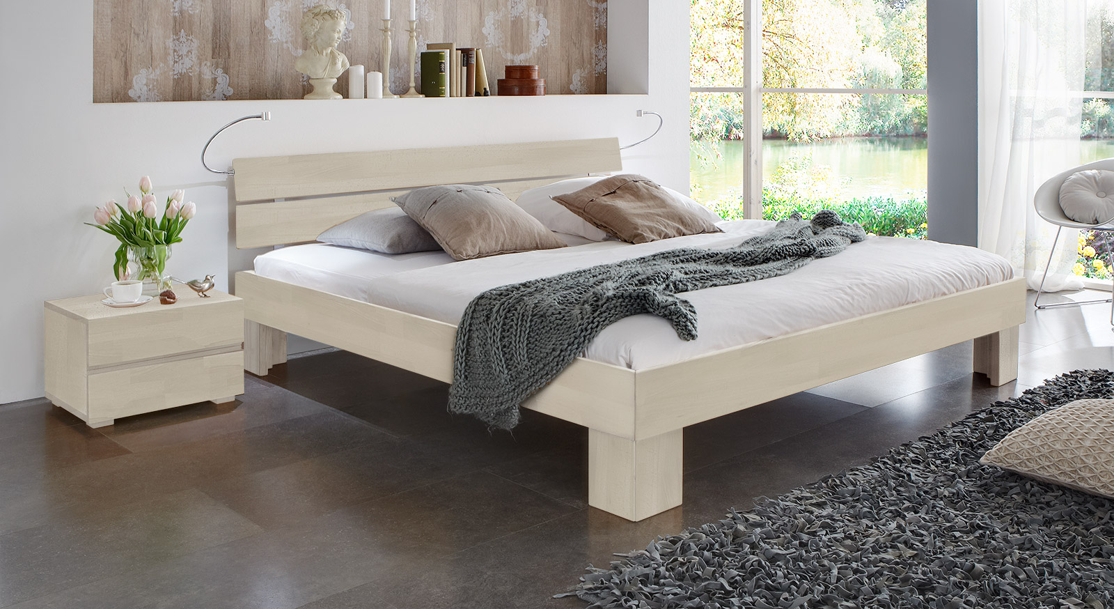 Bett Lucca in Buche weiß mit einer Komfort Fußhöhe von 25cm.