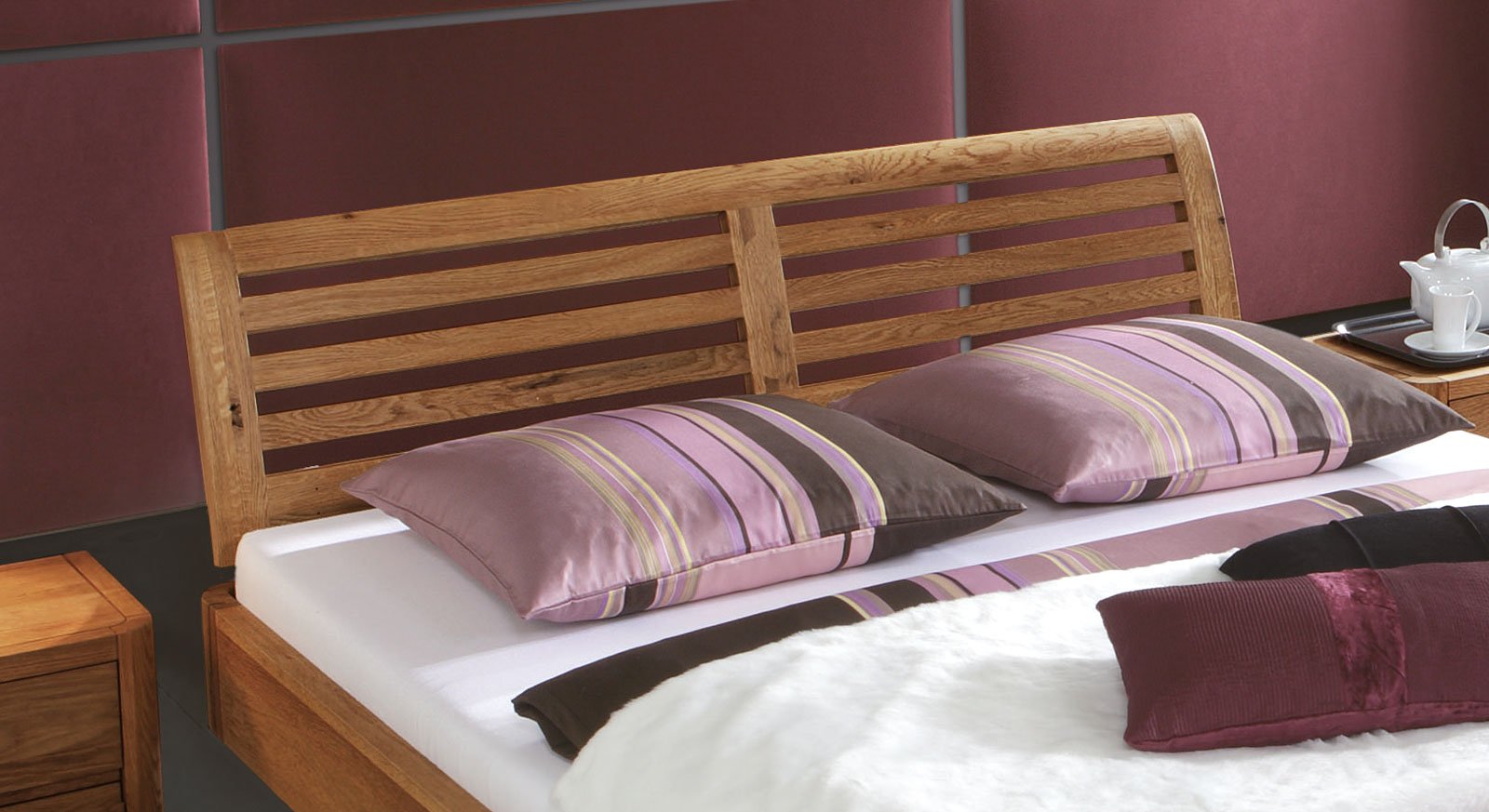 Hochwertiges Bett Salerno aus massivholz mit sprossen-kopfteil.