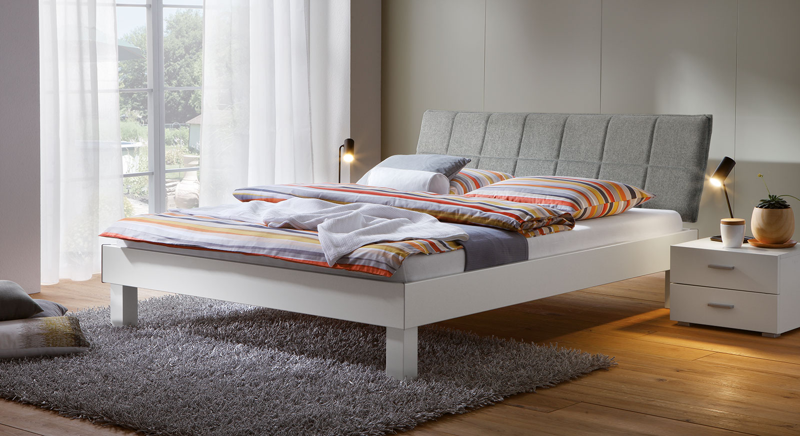 Modernes Bett Sierra mit weißem Bettrahmen