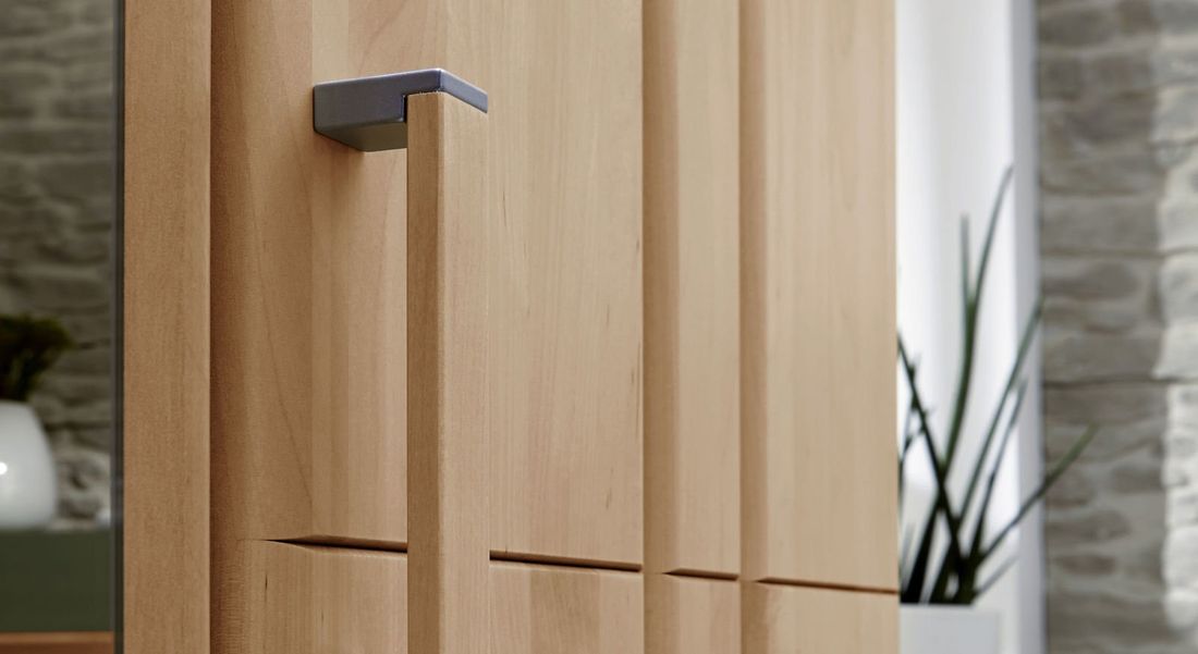 Drehtüren-Kleiderschrank Sanando Erle teilmassiv mit Spiegel und Schubladen