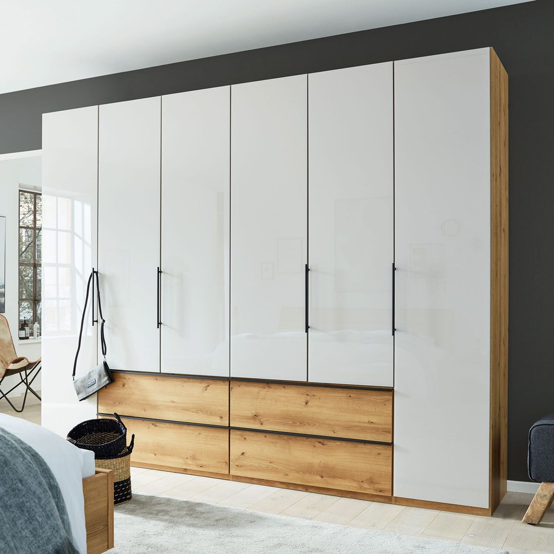 Interliving Drehtüren-Kleiderschrank 1205 Eiche Dekor mit Glasfront und Schubladen