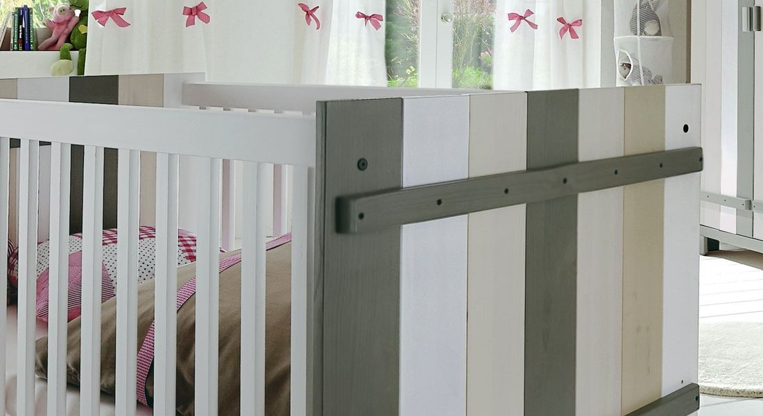 Babybett Kids Paradise Laubhütte Kiefer Massivholz mit Lattenrost und Schlupfsprossen
