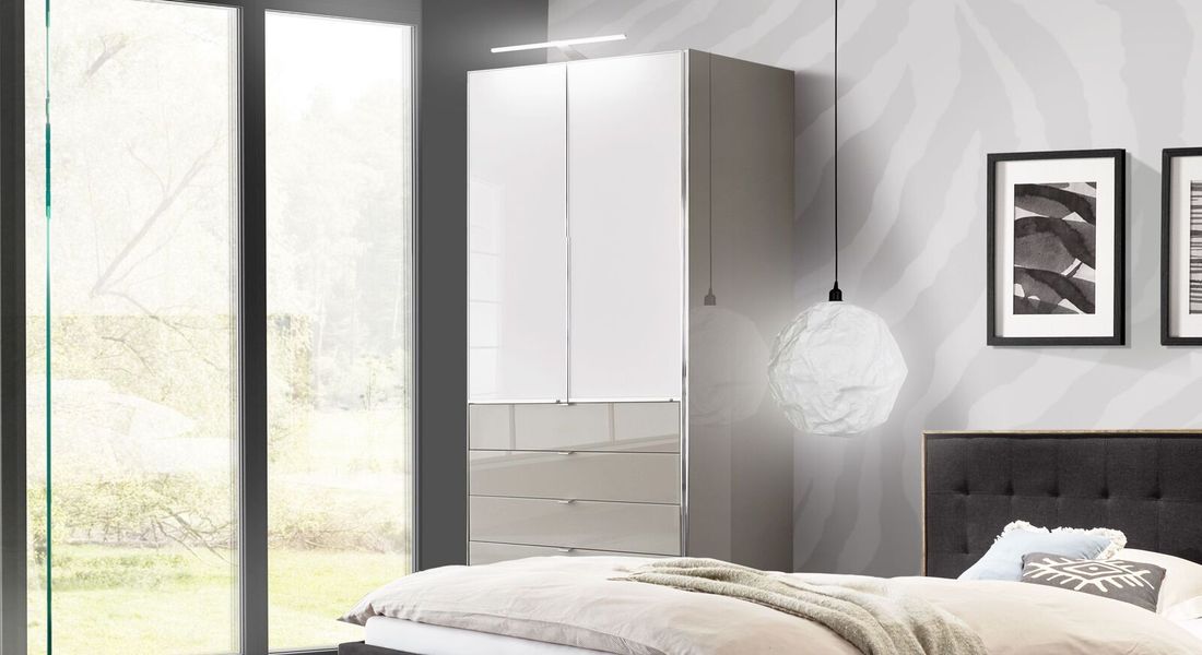 Drehtüren-Kleiderschrank Shanvalley mit Glasfront und Schubladen