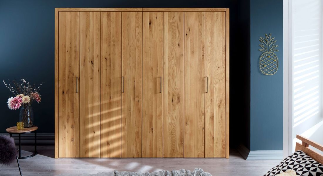 HOMELIV. Falttüren-Kleiderschrank Lisana Wildeiche Massivholz