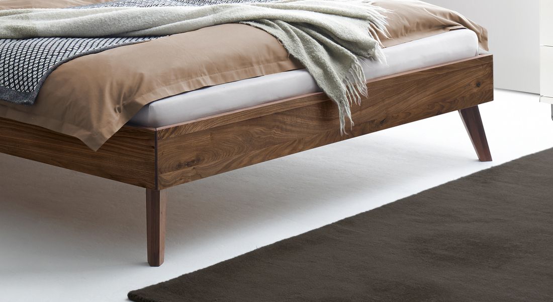 Bett Chiasa Nussbaum Massivholz