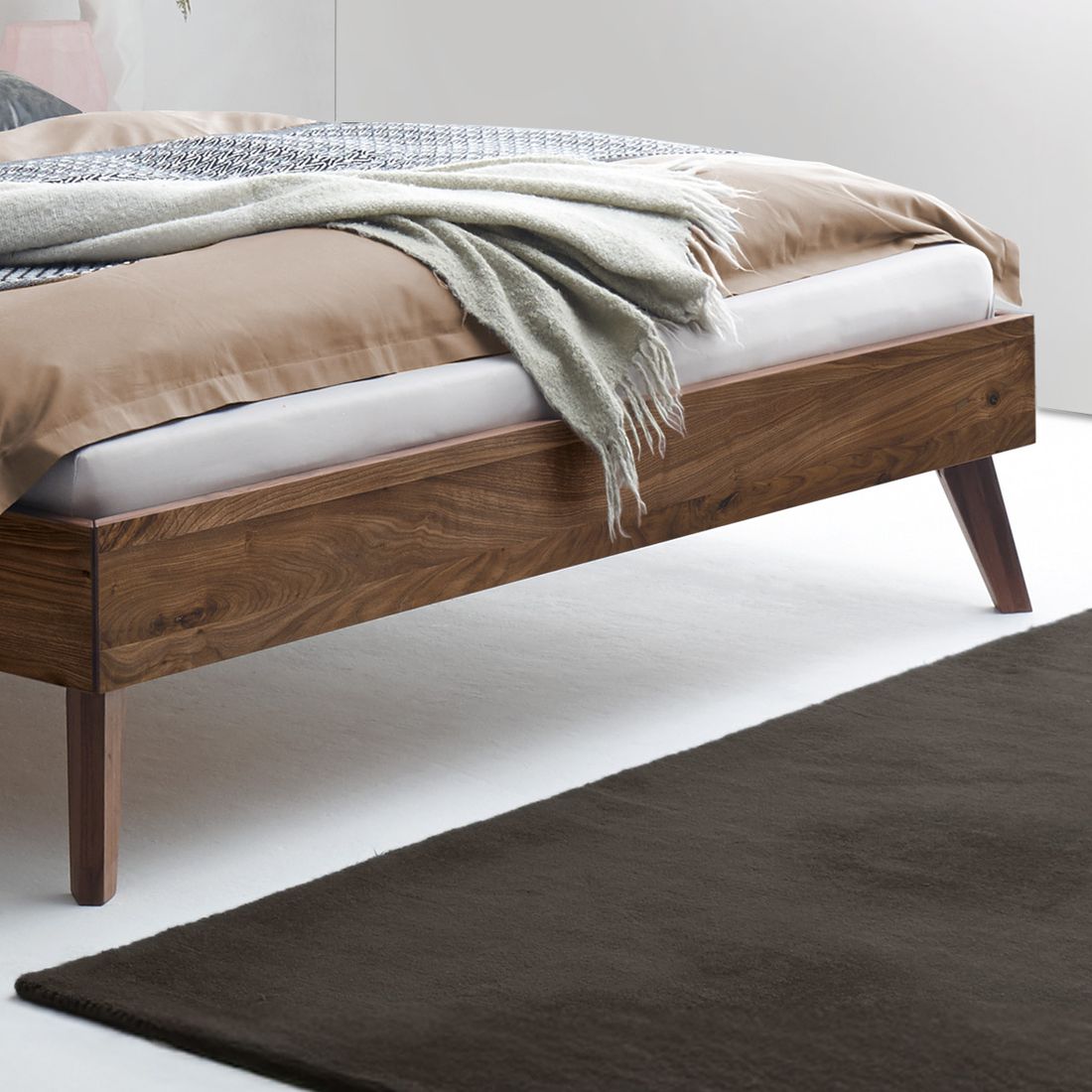 Bett Chiasa Nussbaum Massivholz