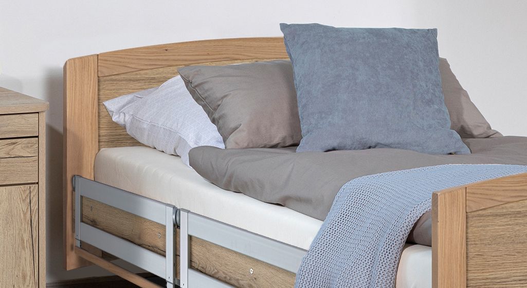 Komfortbett mit Pflegebett-Funktion Ummanz Eiche Dekor mit Lattenrost