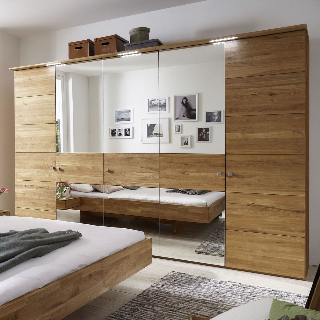 Drehtüren-Kleiderschrank Binita Wildeiche Massivholz mit Spiegel