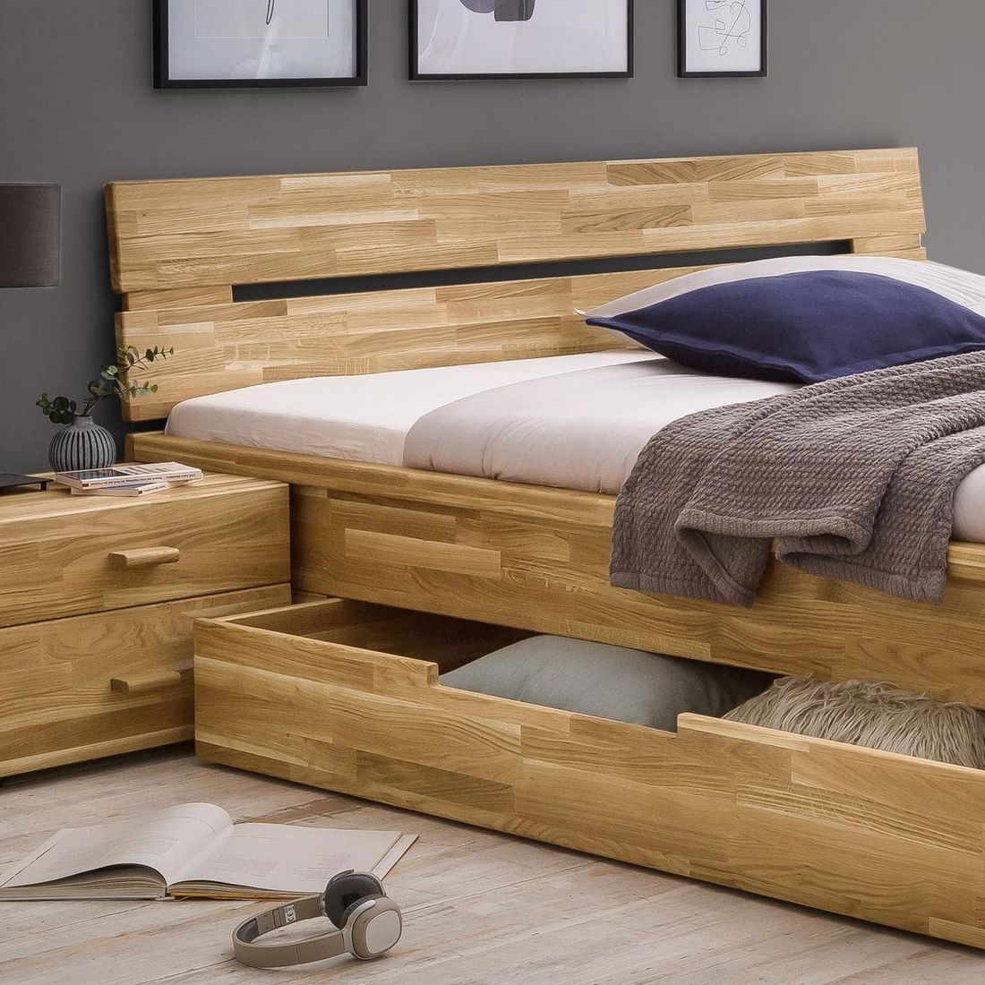 HOMELIV. Bett Sumak Komfort Wildeiche Massivholz mit Schubkasten