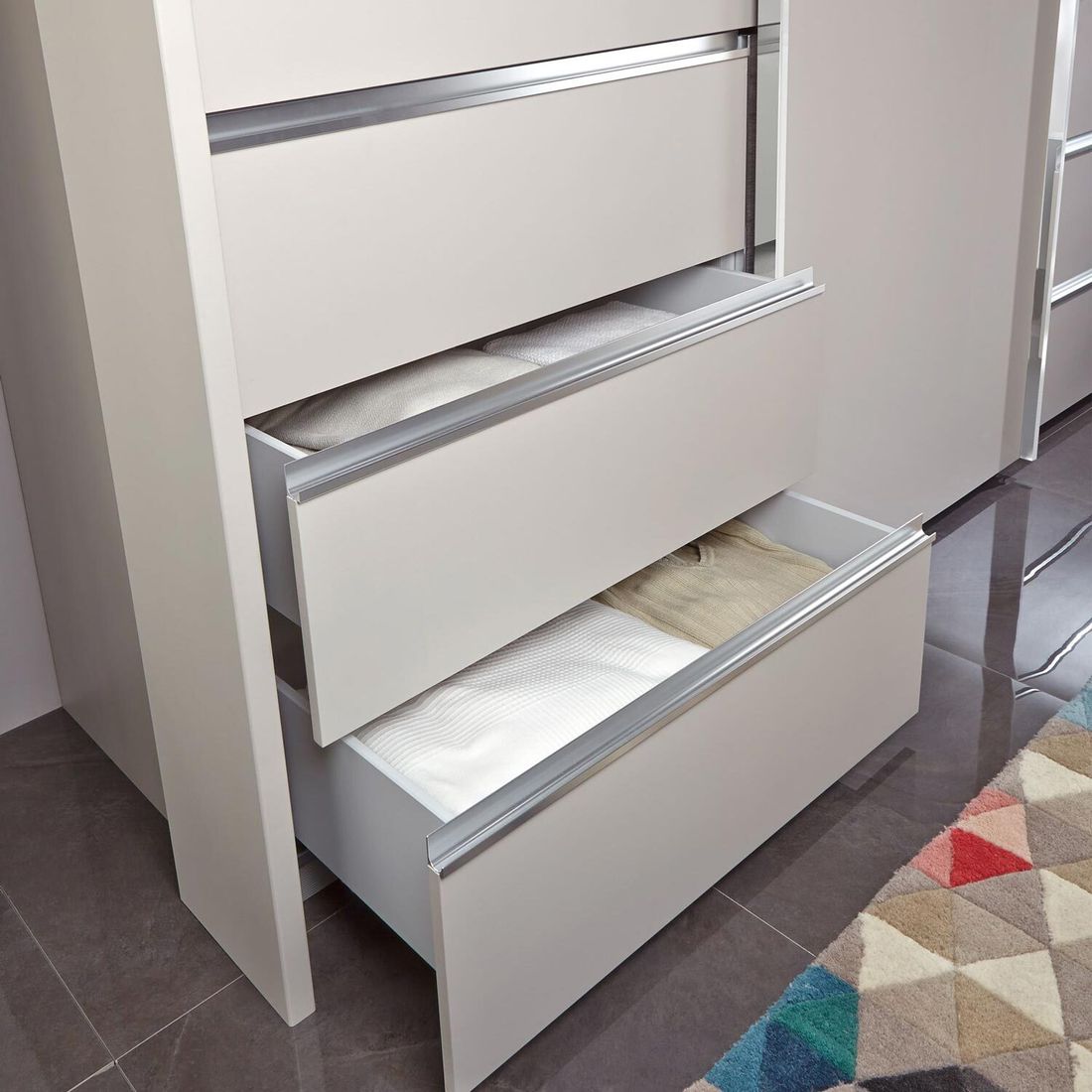 Schwebetüren-Kleiderschrank Tanaria mit Spiegel und Schubladen