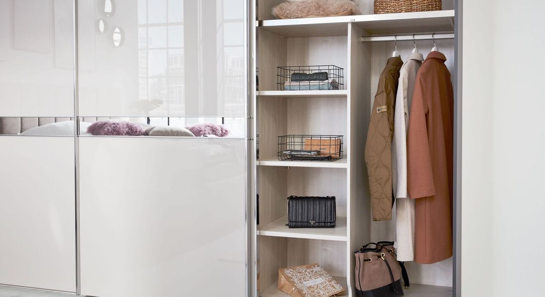 Interliving Schwebetüren-Kleiderschrank 1206 mit Glasfront