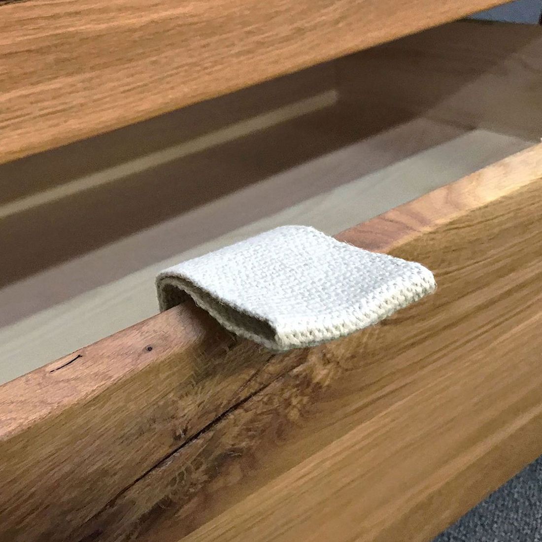 HOMELIV. Balkenbett Romeno Komfort Wildeiche Massivholz mit Schubkasten