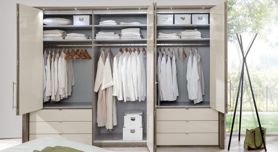 Falttüren-Kleiderschrank Tiko Eiche Dekor mit Glasfront und Schubladen