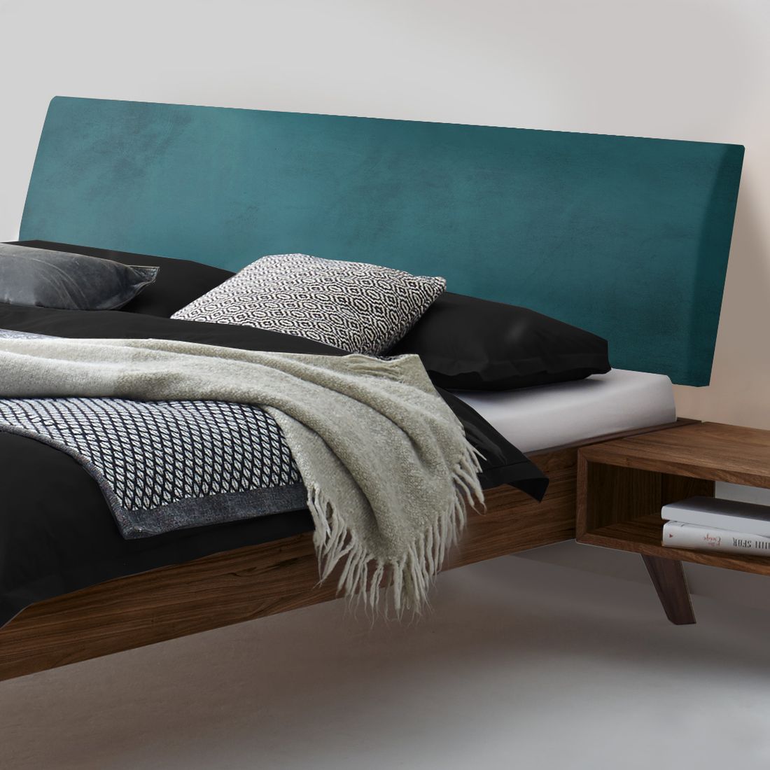 Bett Cailin Nussbaum Massivholz