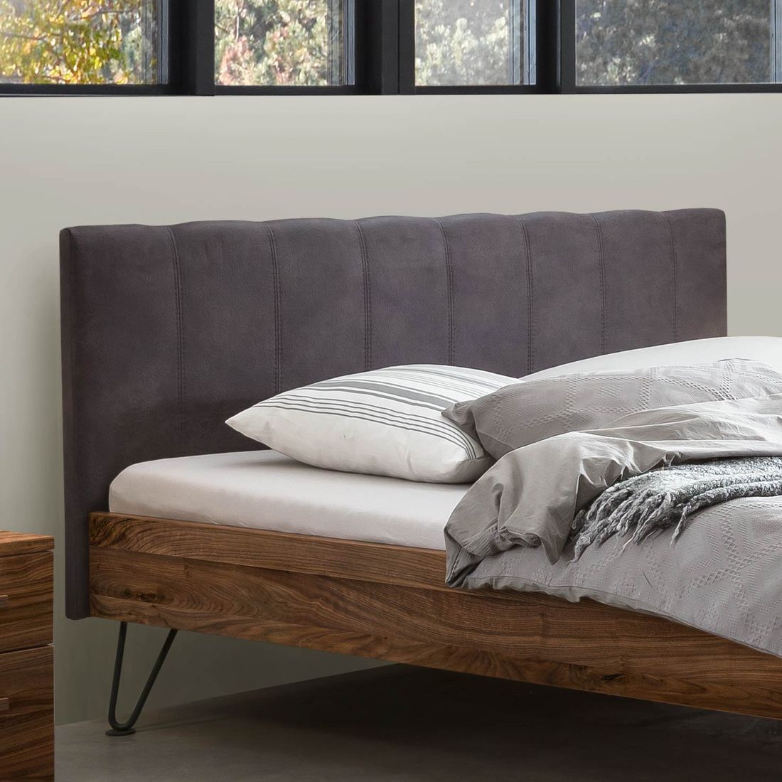Bett Petros Nussbaum Massivholz