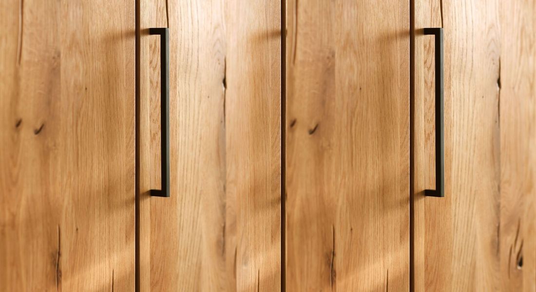 HOMELIV. Falttüren-Kleiderschrank Lisana Wildeiche Massivholz