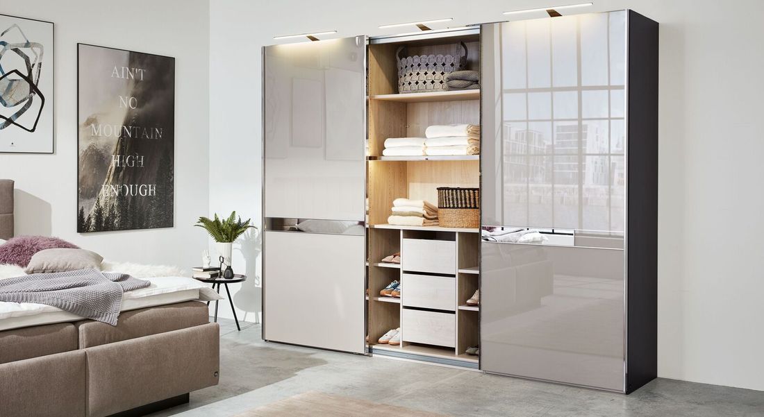 Interliving Schwebetüren-Kleiderschrank 1206 mit Glasfront