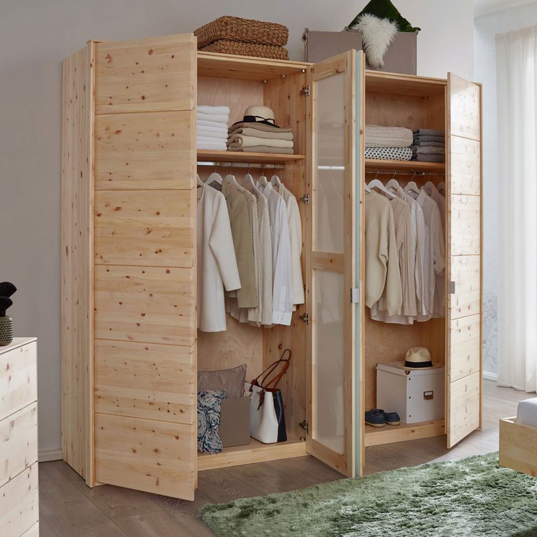 Drehtüren-Kleiderschrank Malika Zirbe Massivholz mit Glasfront
