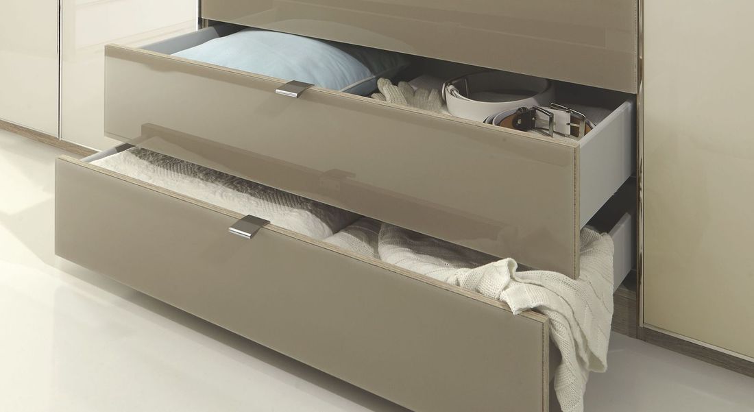Drehtüren-Kleiderschrank Shanvalley mit Glasfront und Schubladen