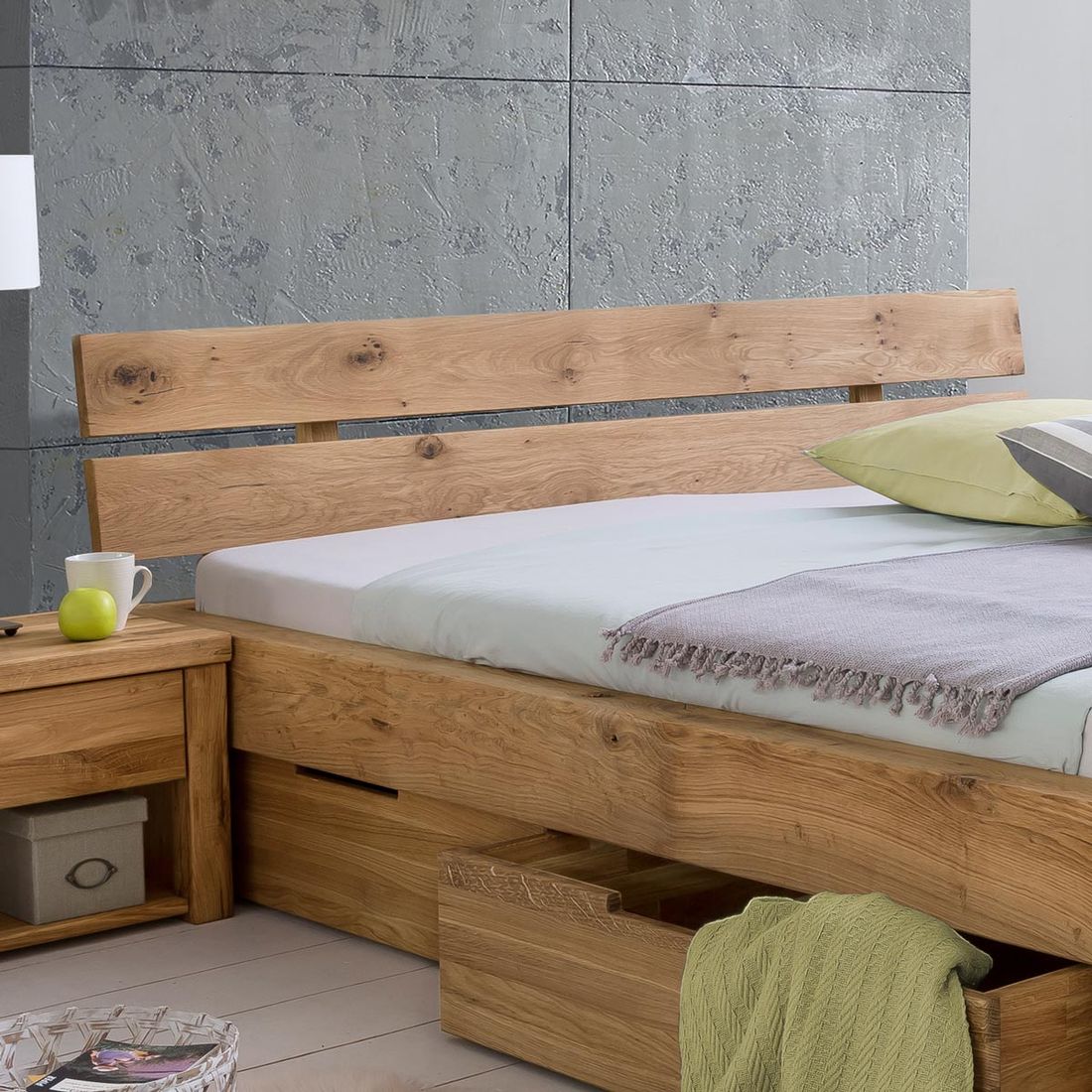 HOMELIV. Balkenbett Tomba Komfort Wildeiche Massivholz mit Schubkasten