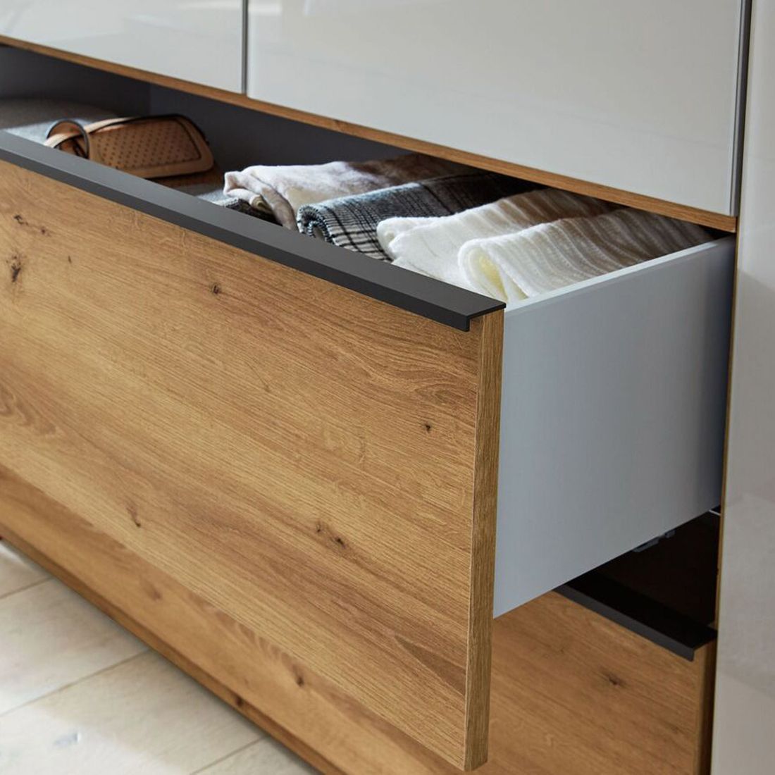 Interliving Drehtüren-Kleiderschrank 1205 Eiche Dekor mit Glasfront und Schubladen