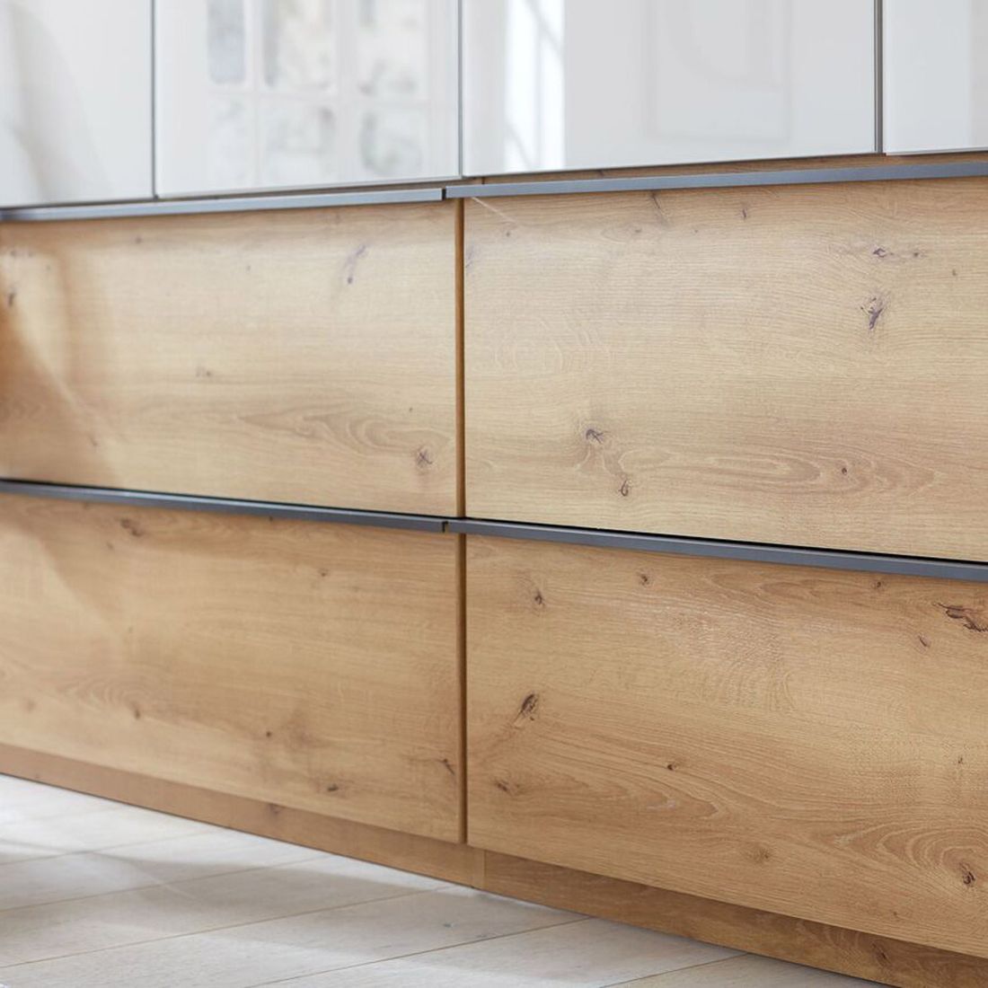 Interliving Drehtüren-Kleiderschrank 1205 Eiche Dekor mit Glasfront und Schubladen