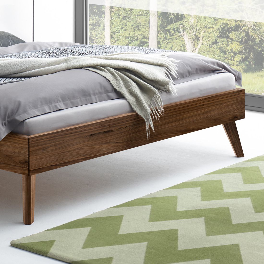 Bett Carman Nussbaum Massivholz