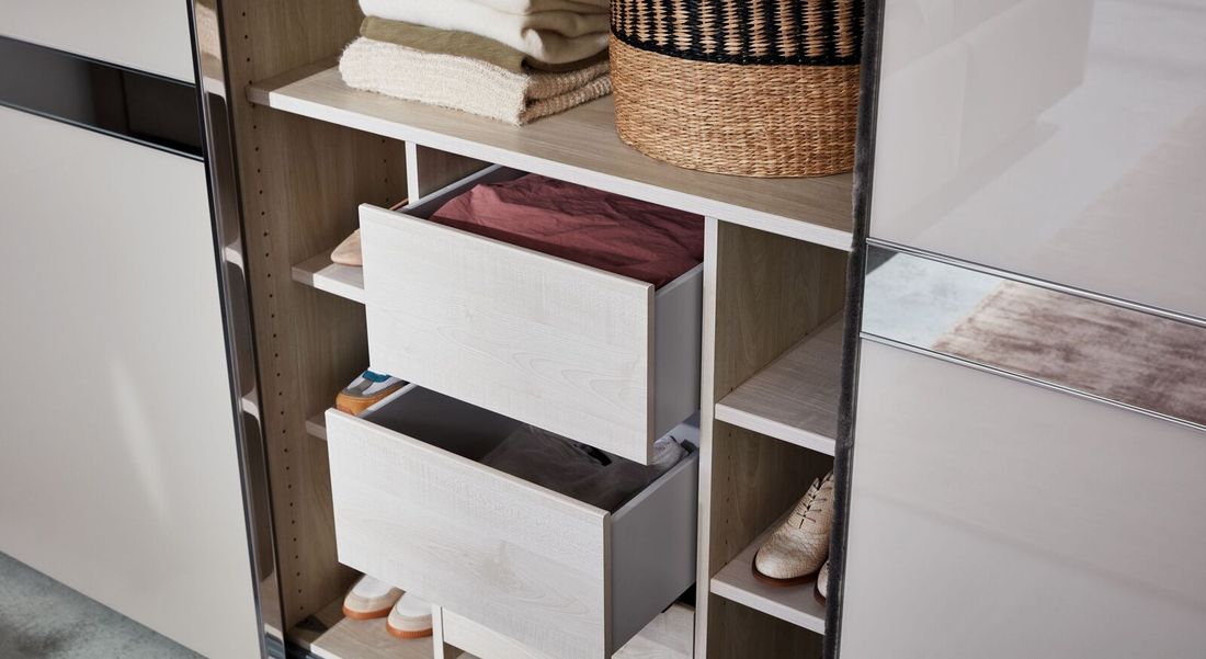 Interliving Schwebetüren-Kleiderschrank 1206 mit Glasfront