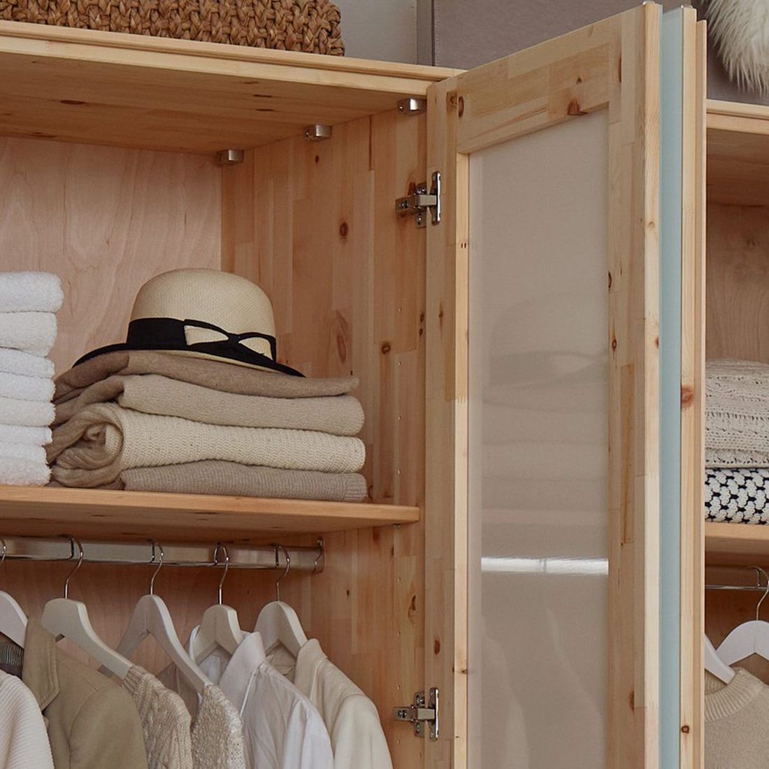 Drehtüren-Kleiderschrank Malika Zirbe Massivholz mit Glasfront