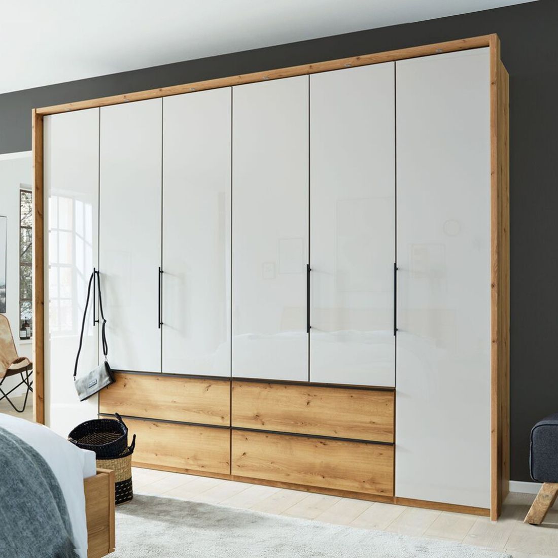 Interliving Drehtüren-Kleiderschrank 1205 Eiche Dekor mit Glasfront und Schubladen