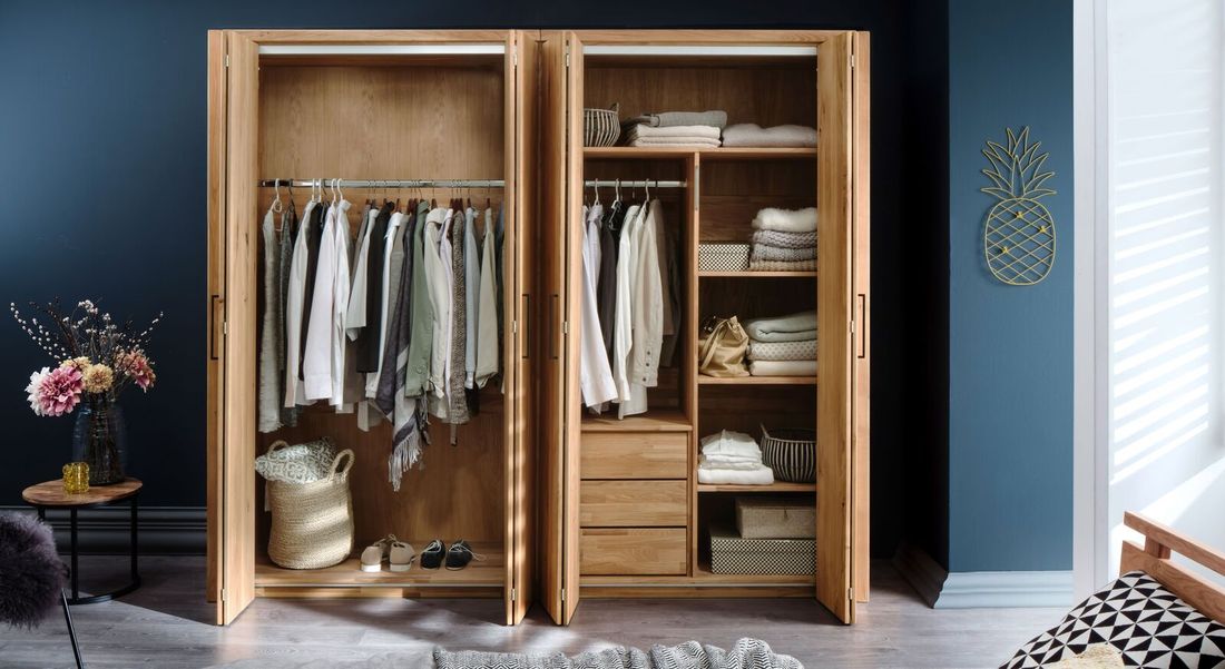 HOMELIV. Falttüren-Kleiderschrank Lisana Wildeiche Massivholz