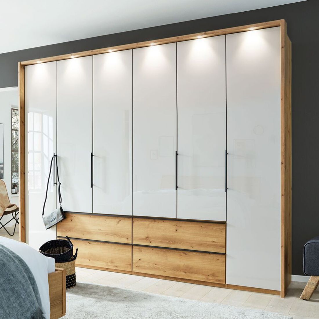 Interliving Drehtüren-Kleiderschrank 1205 Eiche Dekor mit Glasfront und Schubladen