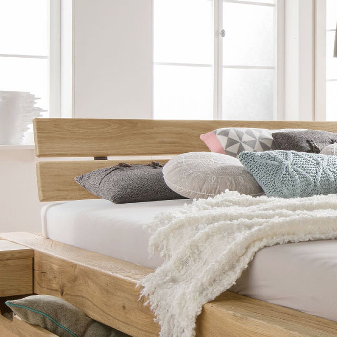 Balkenbett Doba Komfort Wildeiche Massivholz mit Schubkasten