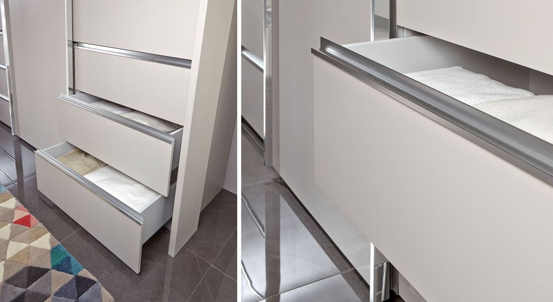 Schwebetüren-Kleiderschrank Tunica Eiche Dekor mit Glasfront und Schubladen