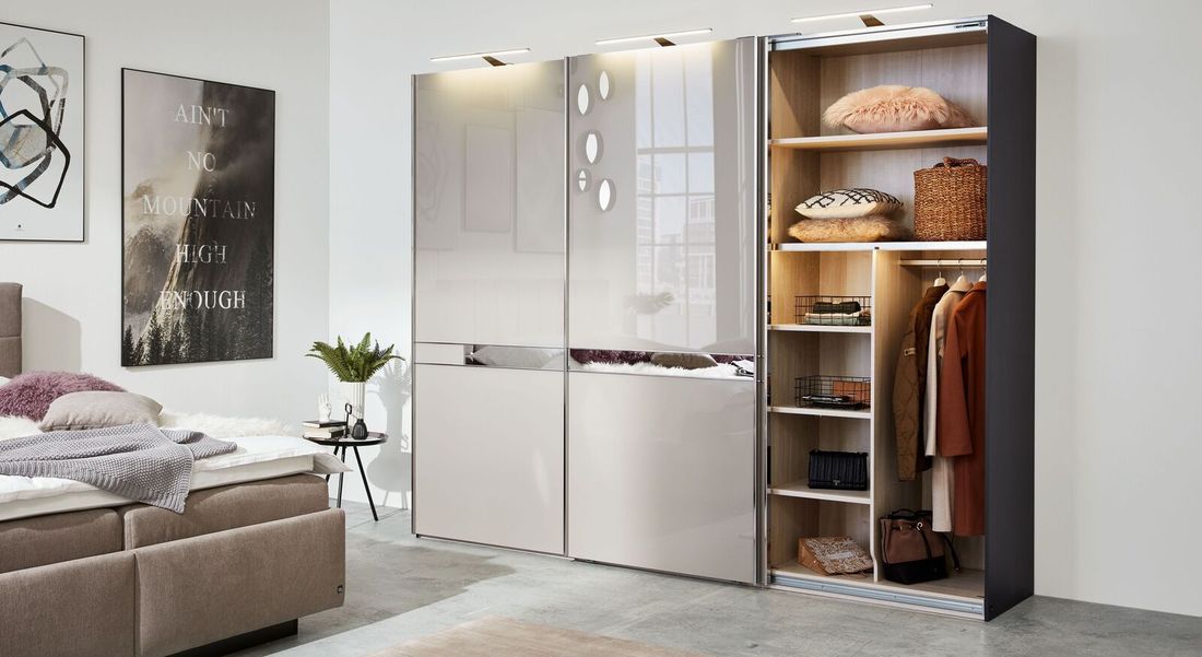 Interliving Schwebetüren-Kleiderschrank 1206 mit Glasfront
