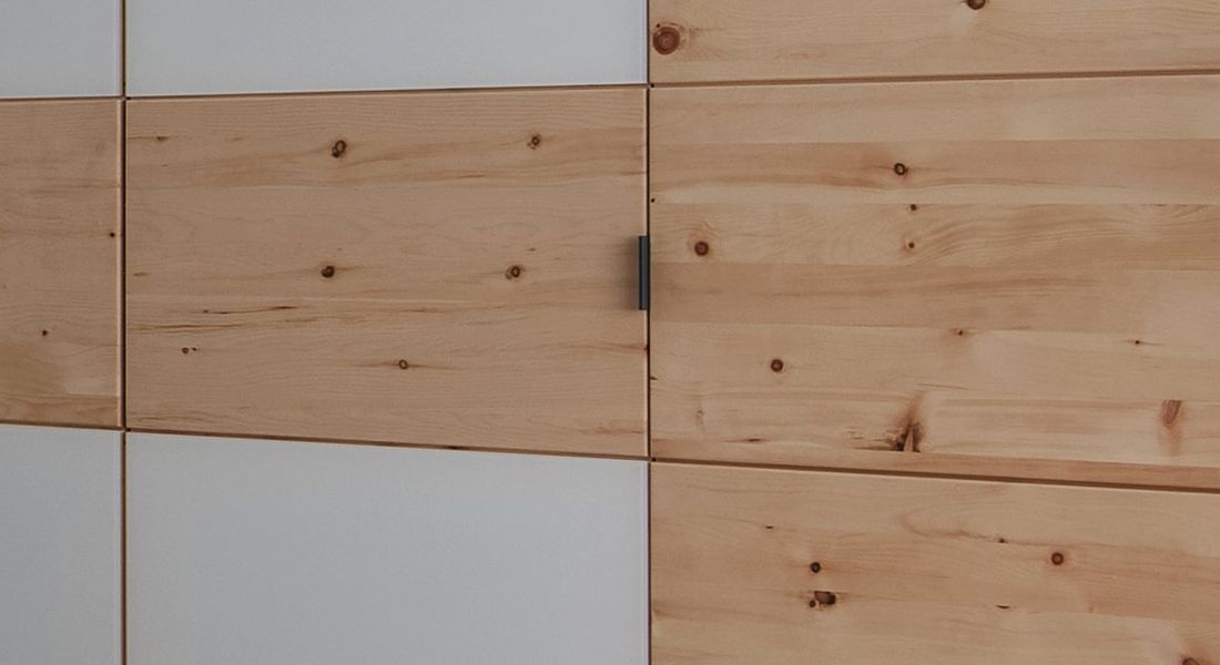 Drehtüren-Kleiderschrank Malika Zirbe Massivholz mit Glasfront
