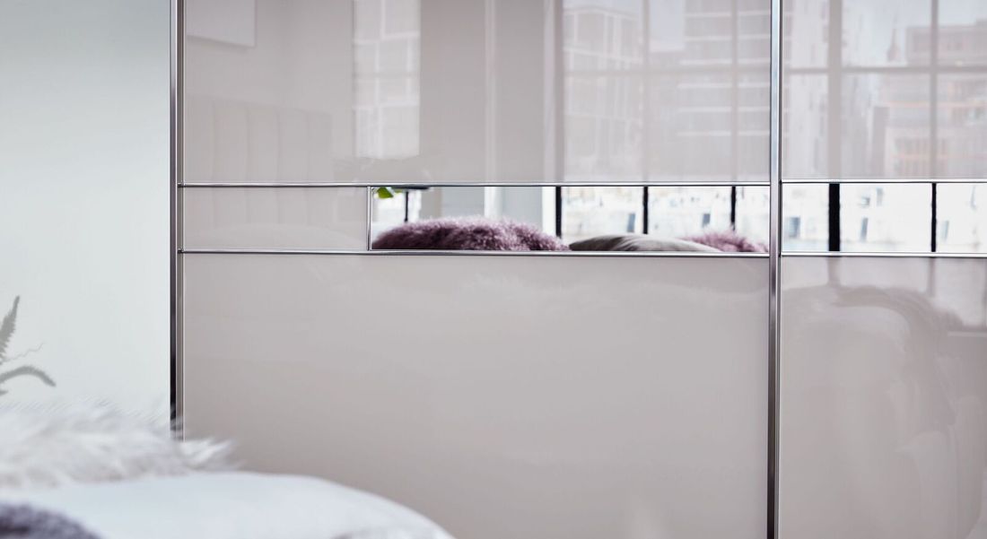 Interliving Schwebetüren-Kleiderschrank 1206 mit Glasfront