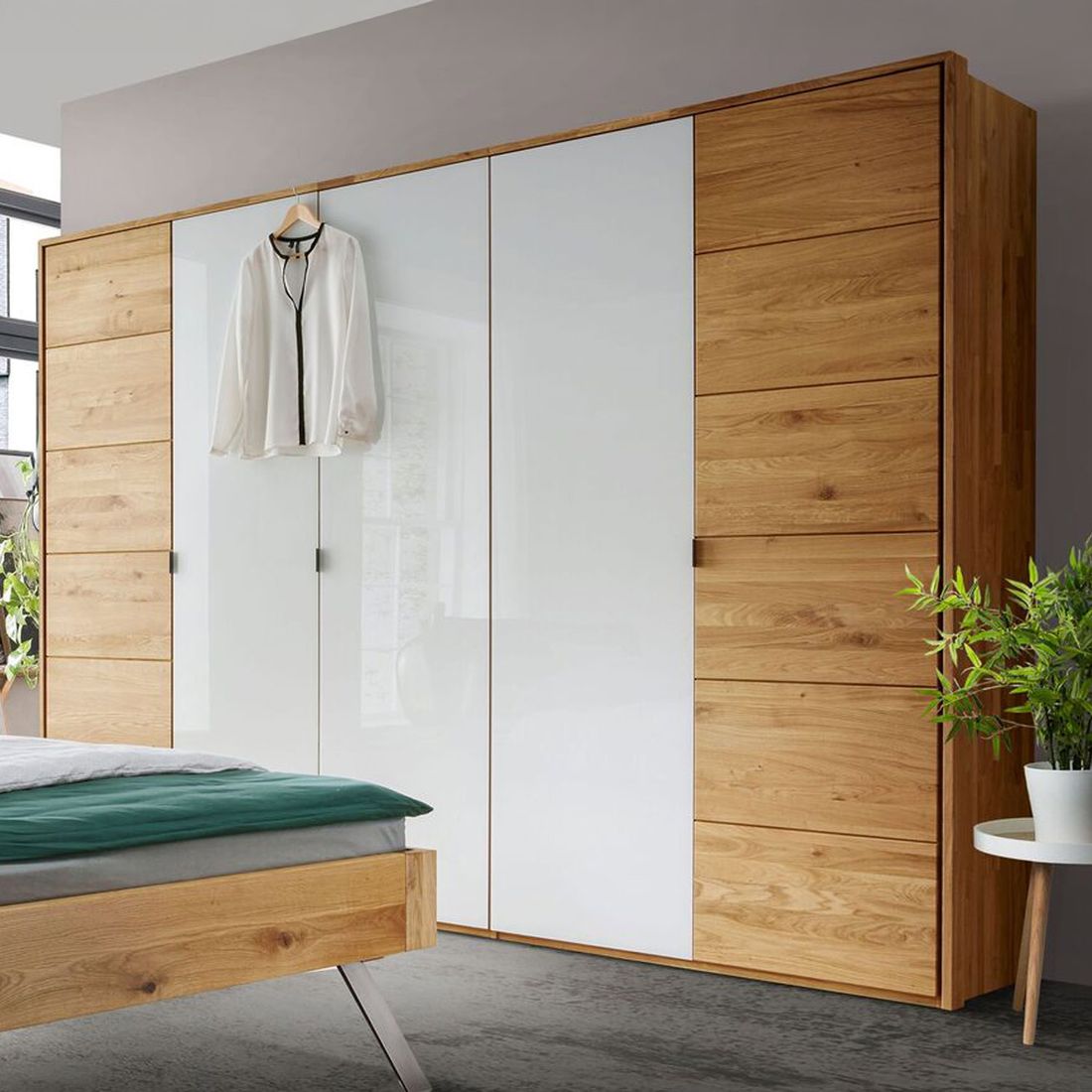 Drehtüren-Kleiderschrank Vildan Wildeiche Massivholz mit Glasfront