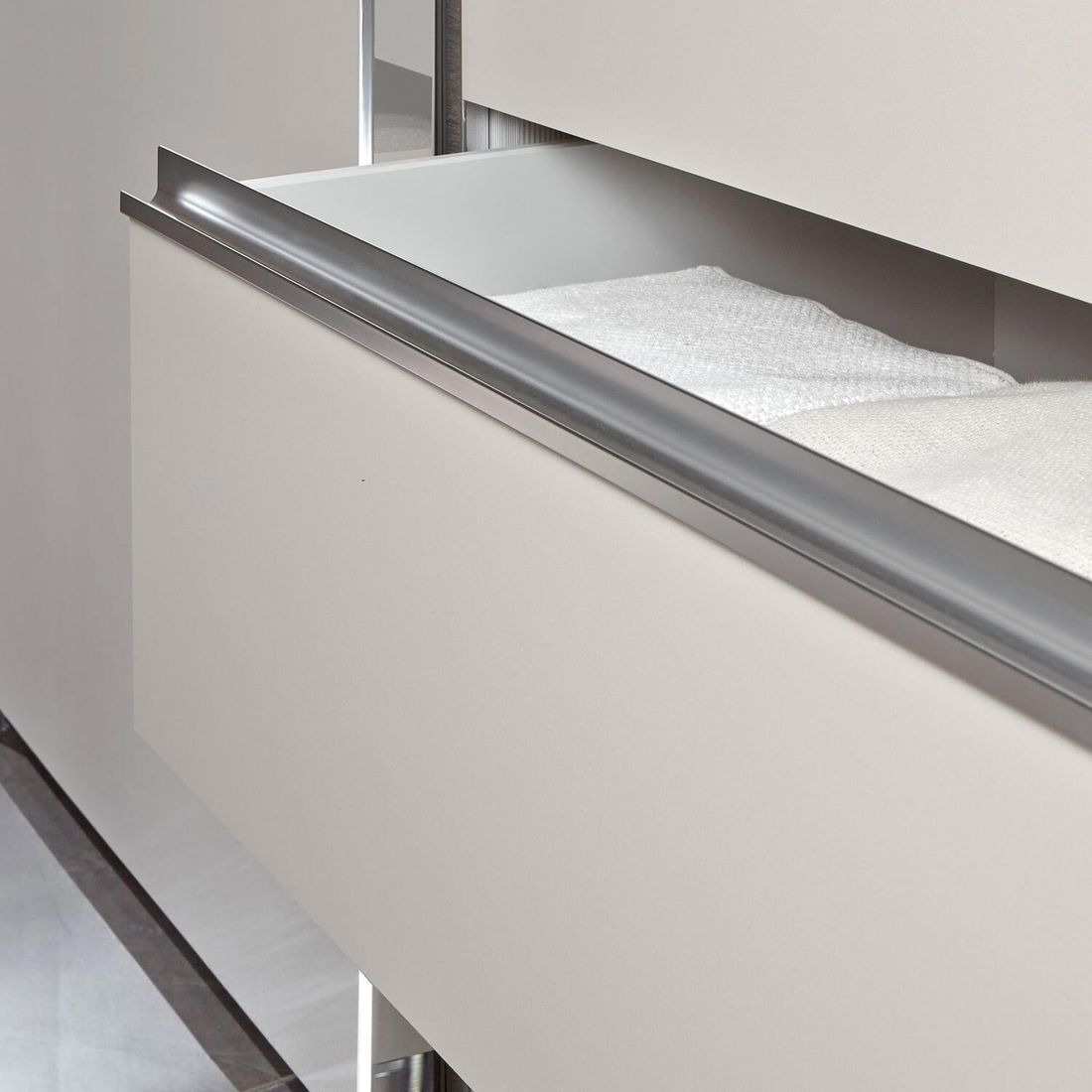 Schwebetüren-Kleiderschrank Tanaria mit Spiegel und Schubladen