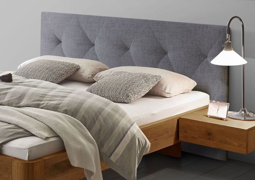 Schlafzimmer modern Bett Simeao mit Kissen und Decken