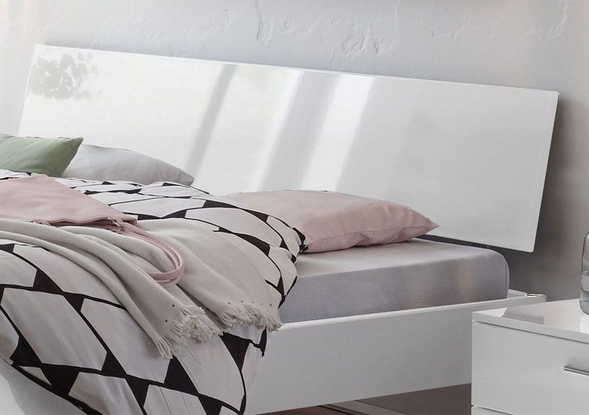 Bett in Hochglanz weiß