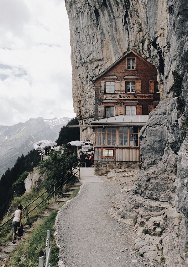 Berghütte passgenau in der vorhandenen Felswand Berghütte passgenau in der vorhandenen Felswand