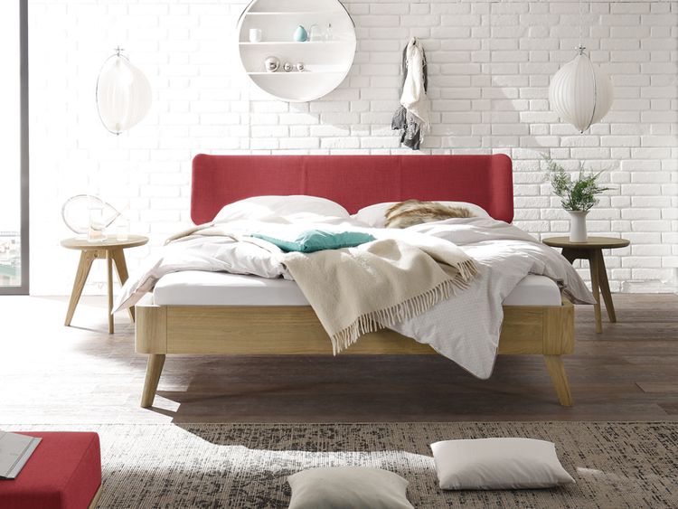 Bett Rakaia mit rotem Kopfteil und Retro Vibes
