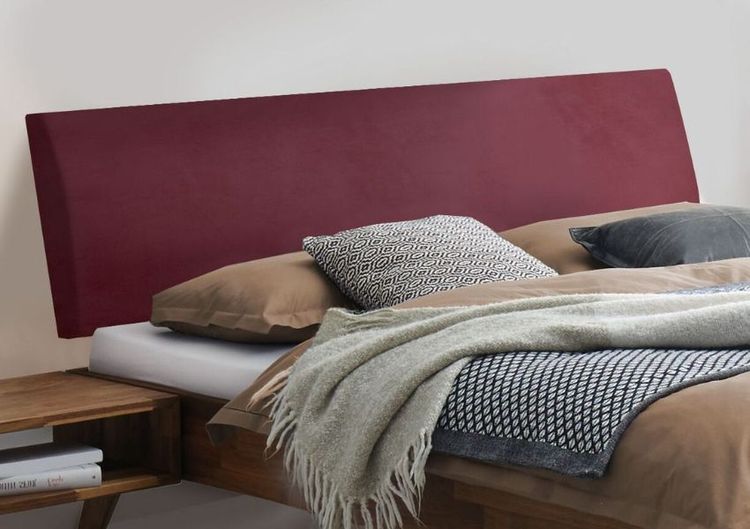 Schlafzimmer modern mit rotem Kopfteil