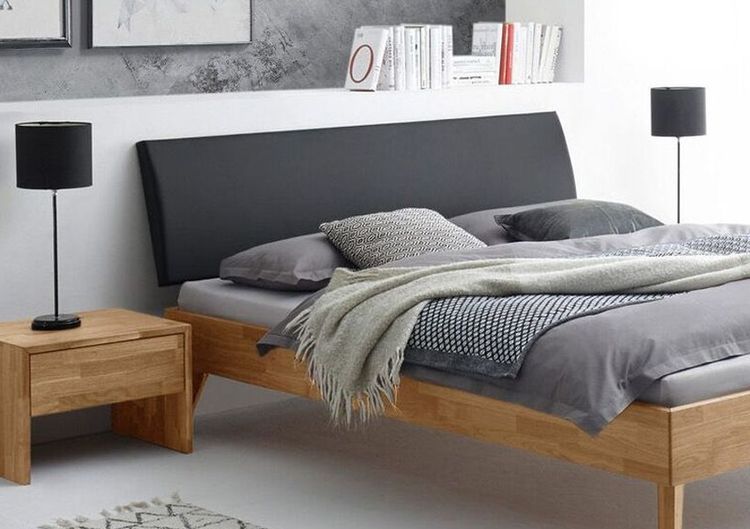 Bett schwarzes Kopfteil