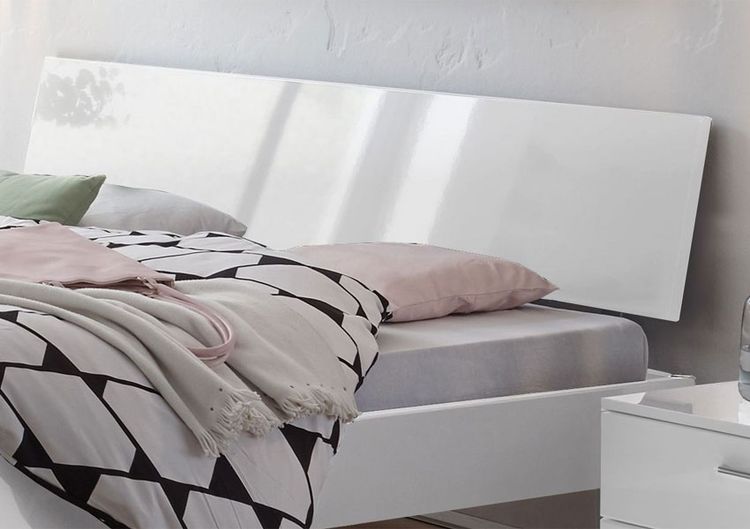 Bett in Hochglanz weiß